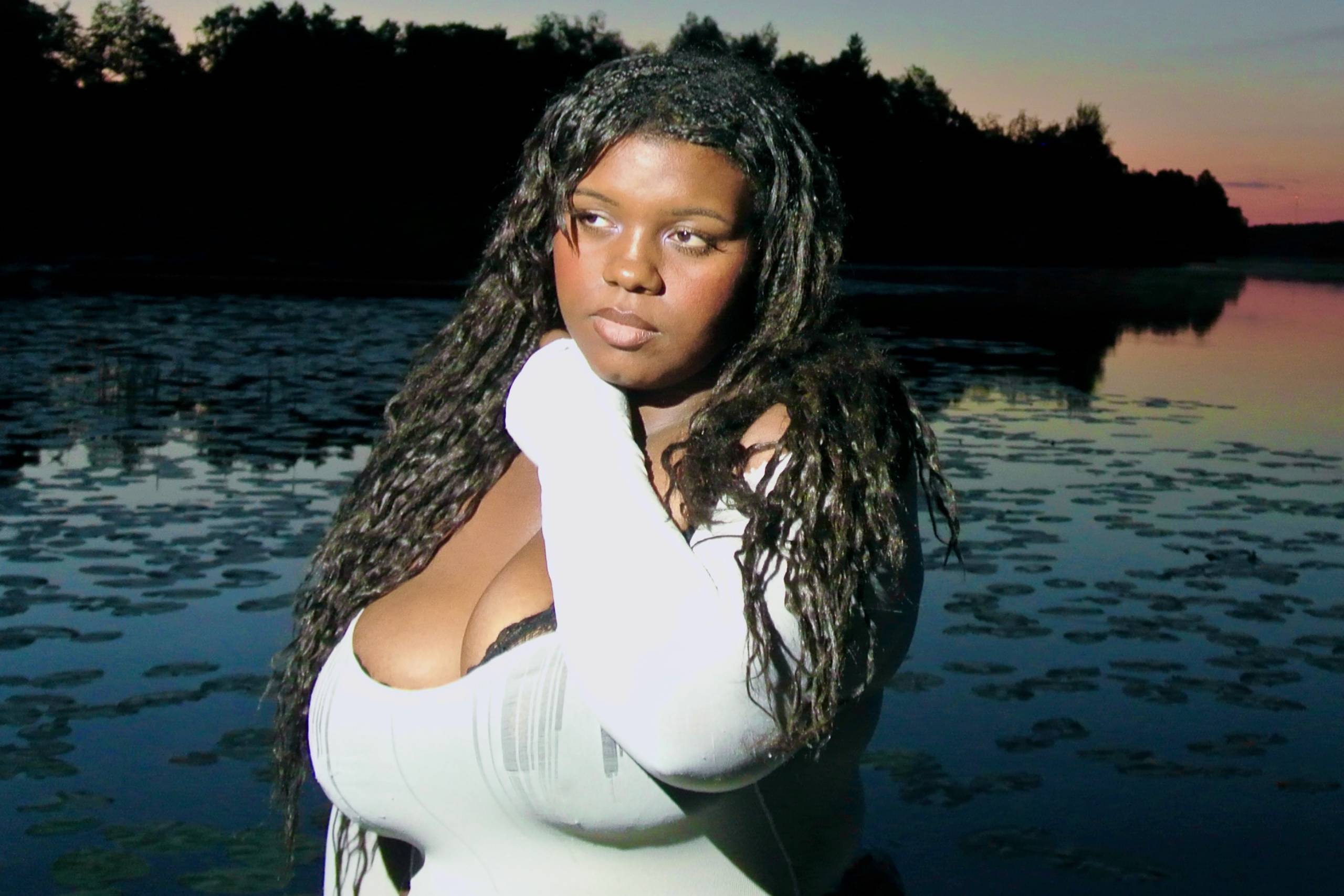 Pressebild von Waterbaby, deren Song „Beck N Call“ heute unser Track des Tages ist.