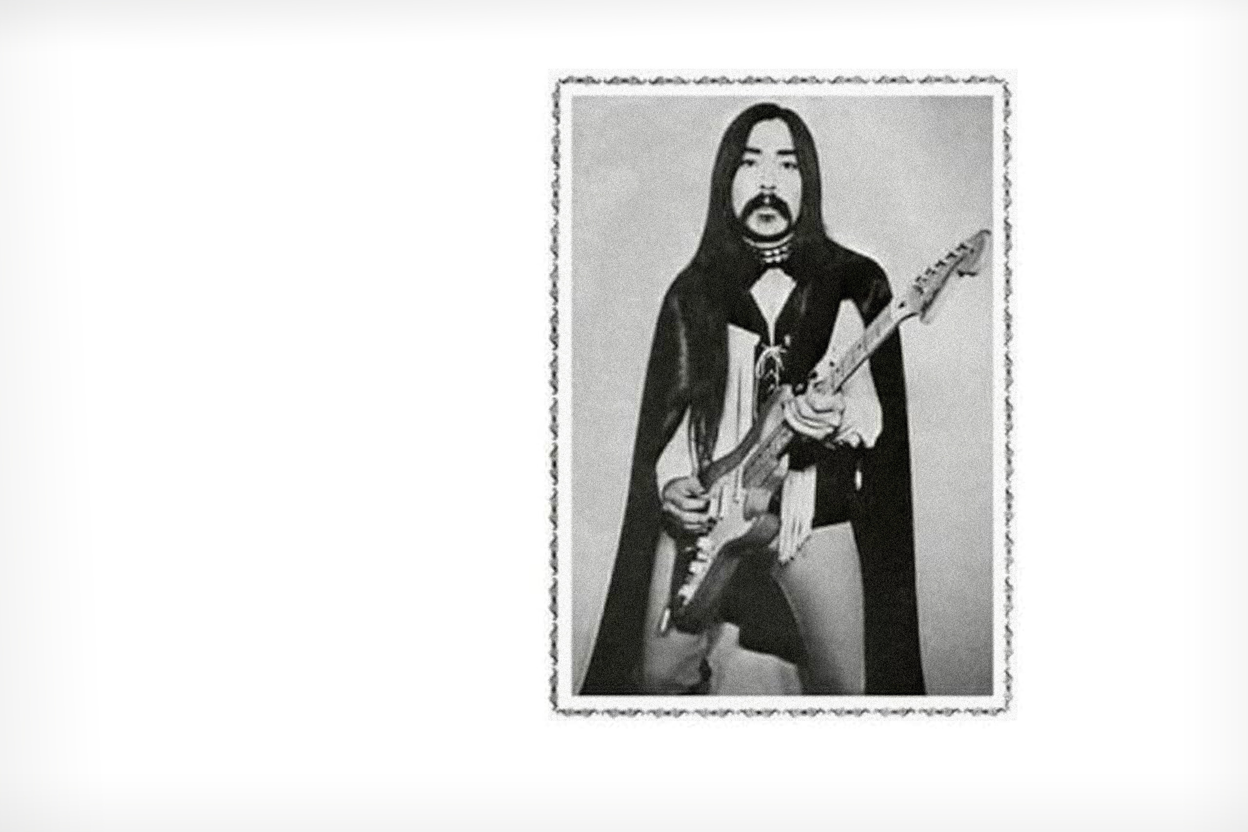 Leland, dessen Song „I’ve Got Some Happiness“ heute unser Track des Tages ist, auf dem Cover seines Albums „A Self-taught, Decathlon, Hard Rock Musician!“