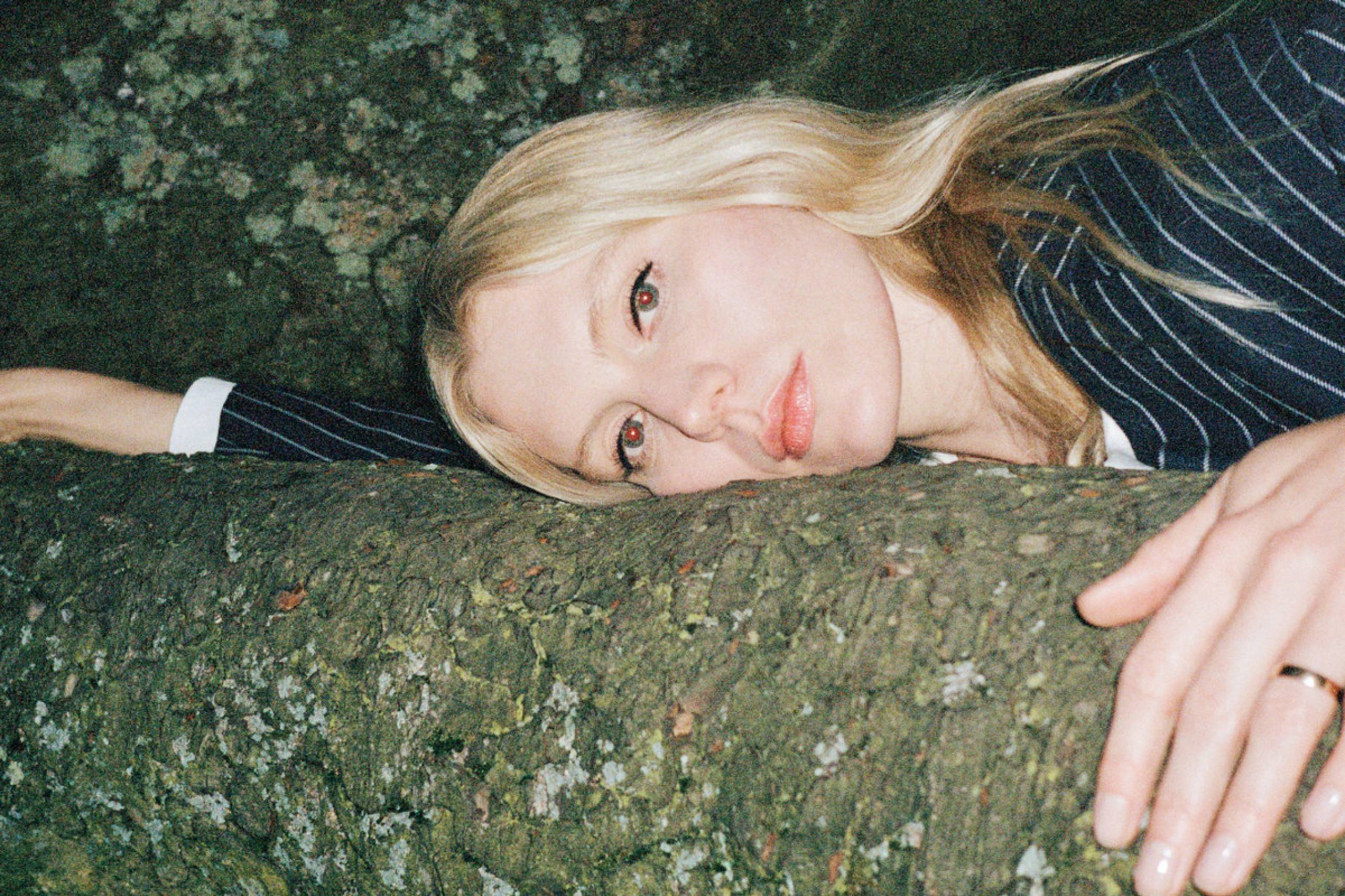 Alice Costelloe auf dem Cover ihres Albums „Move On With The Year“, dessen Vorabsingle „How Can I“ heute unser Track des Tages ist.