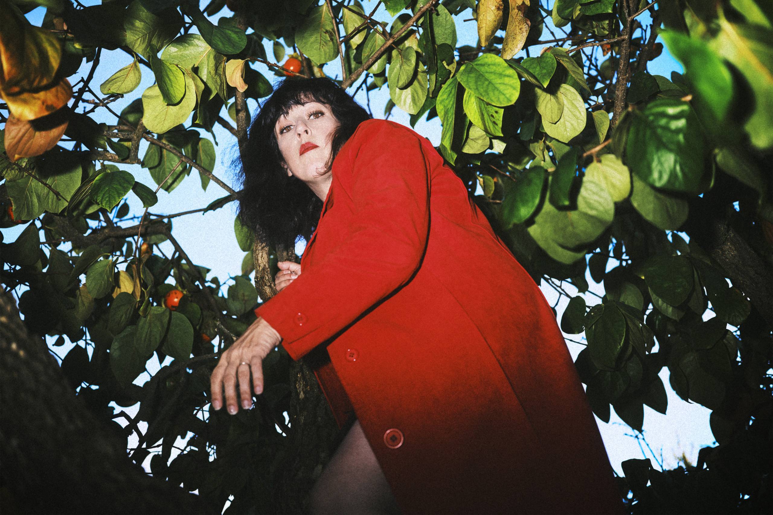 Pressebild von Hannah Lew, deren Song „Another Twilight“ heute unser Track des Tages ist.
