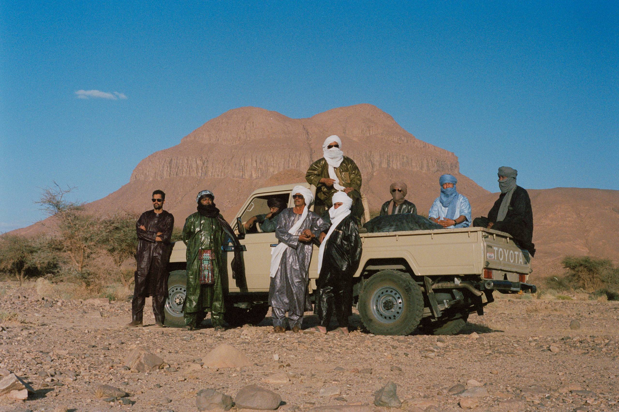 Pressebild von Tinariwen, deren Song „Sagherat Assani“ heute unser Track des Tages ist.