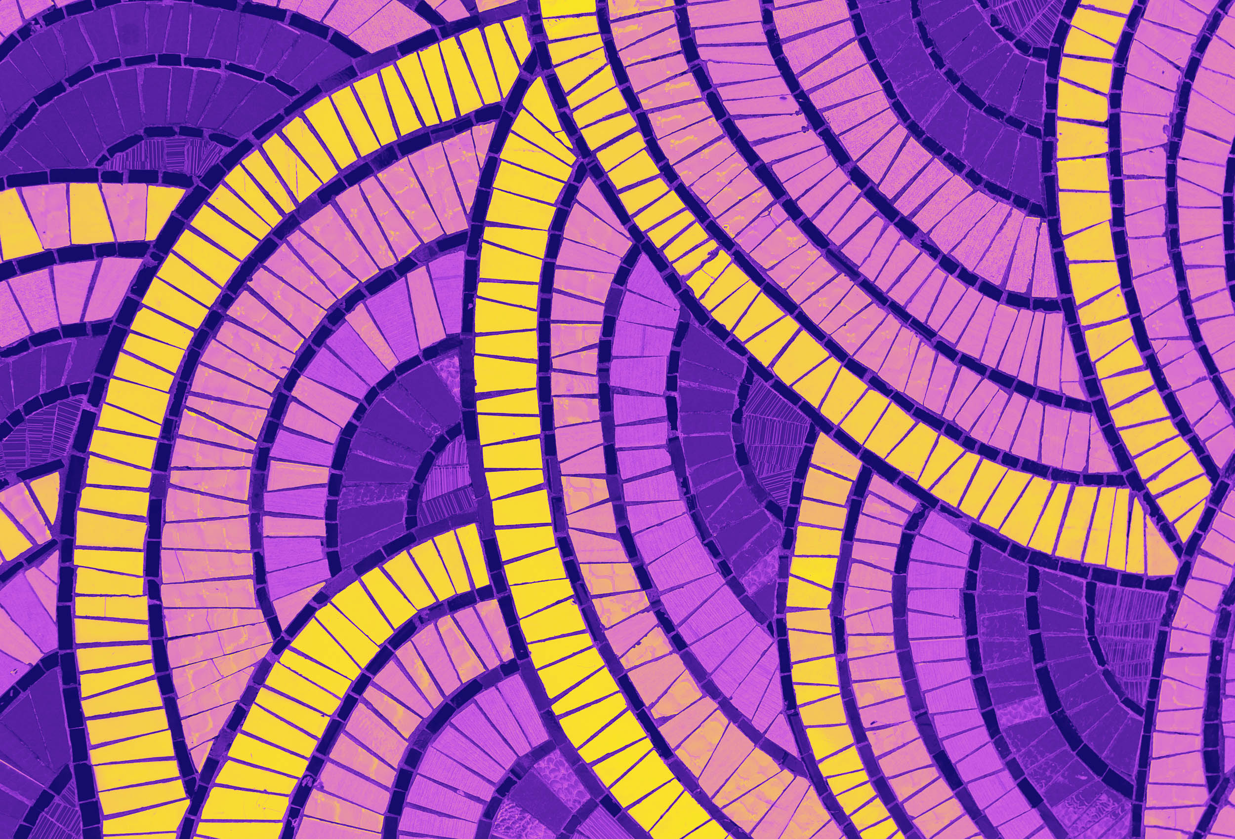 Kreisförmiges Mosaik in gelb, rosa und violett