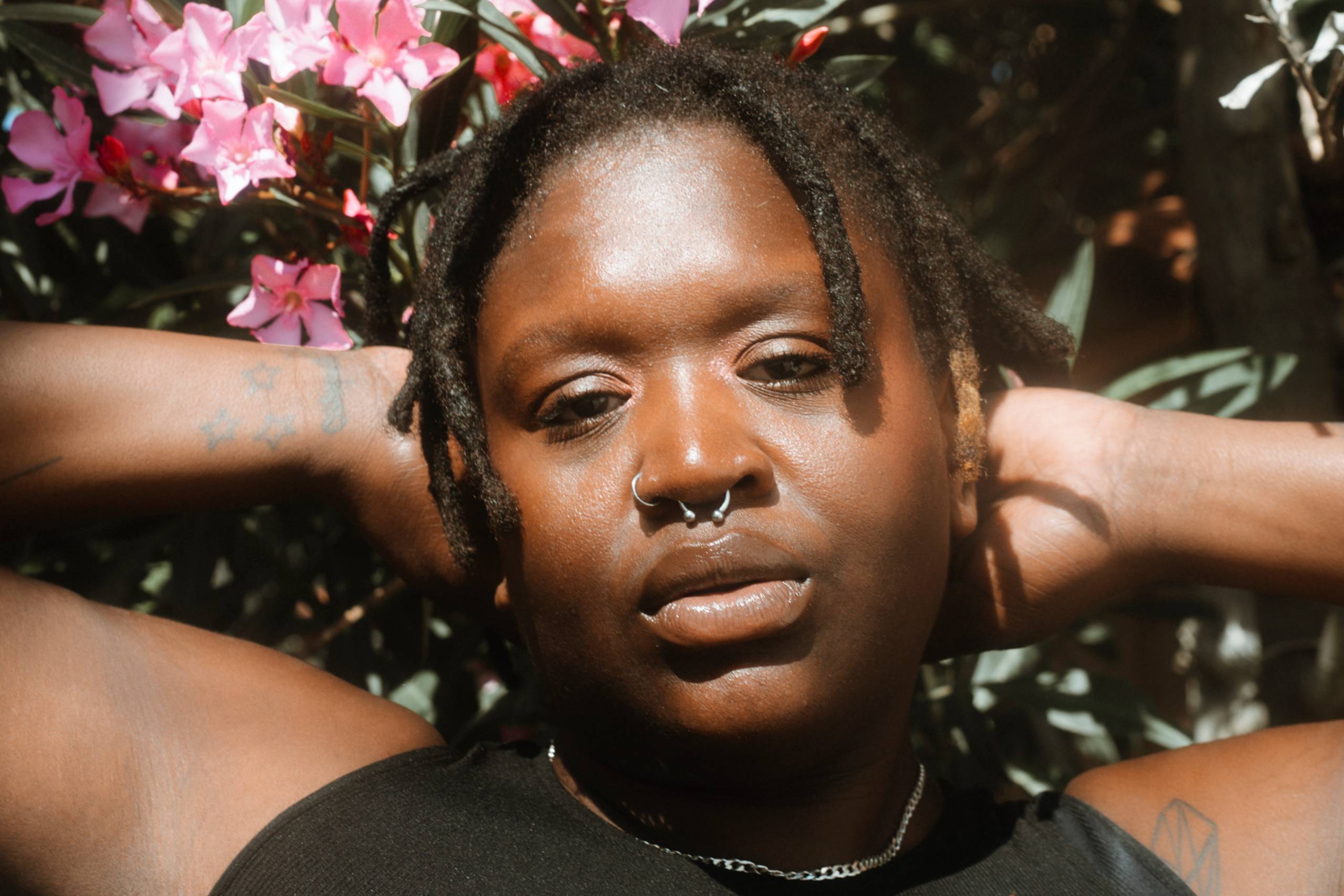 Pressebild von Aka Kelzz, Interpret*in unseres Tracks des Tages „Don’t Feel Real“.