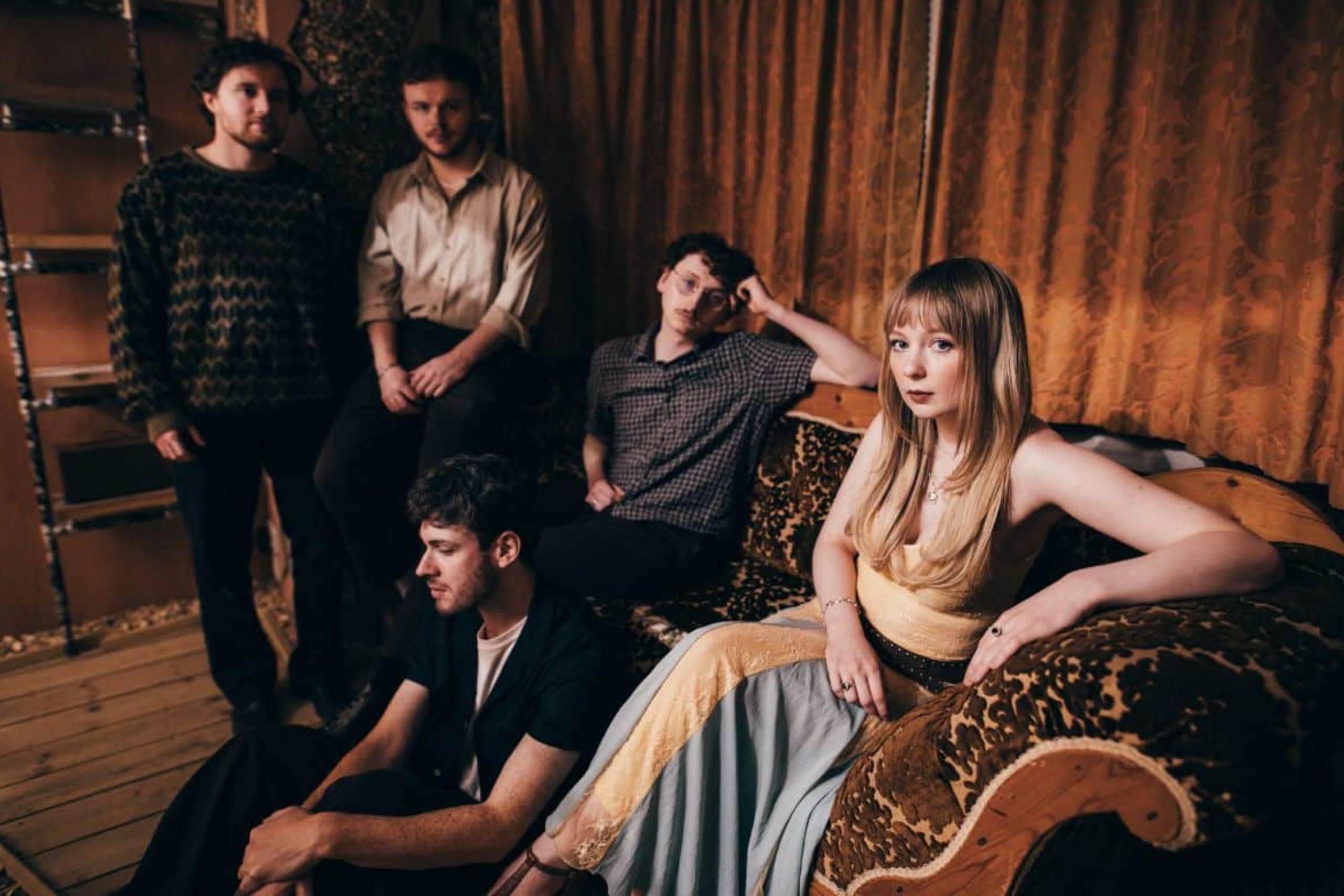 Pressebild von Night Swimming, deren Song „Poison Berry“ heute unser Track des Tages ist.
