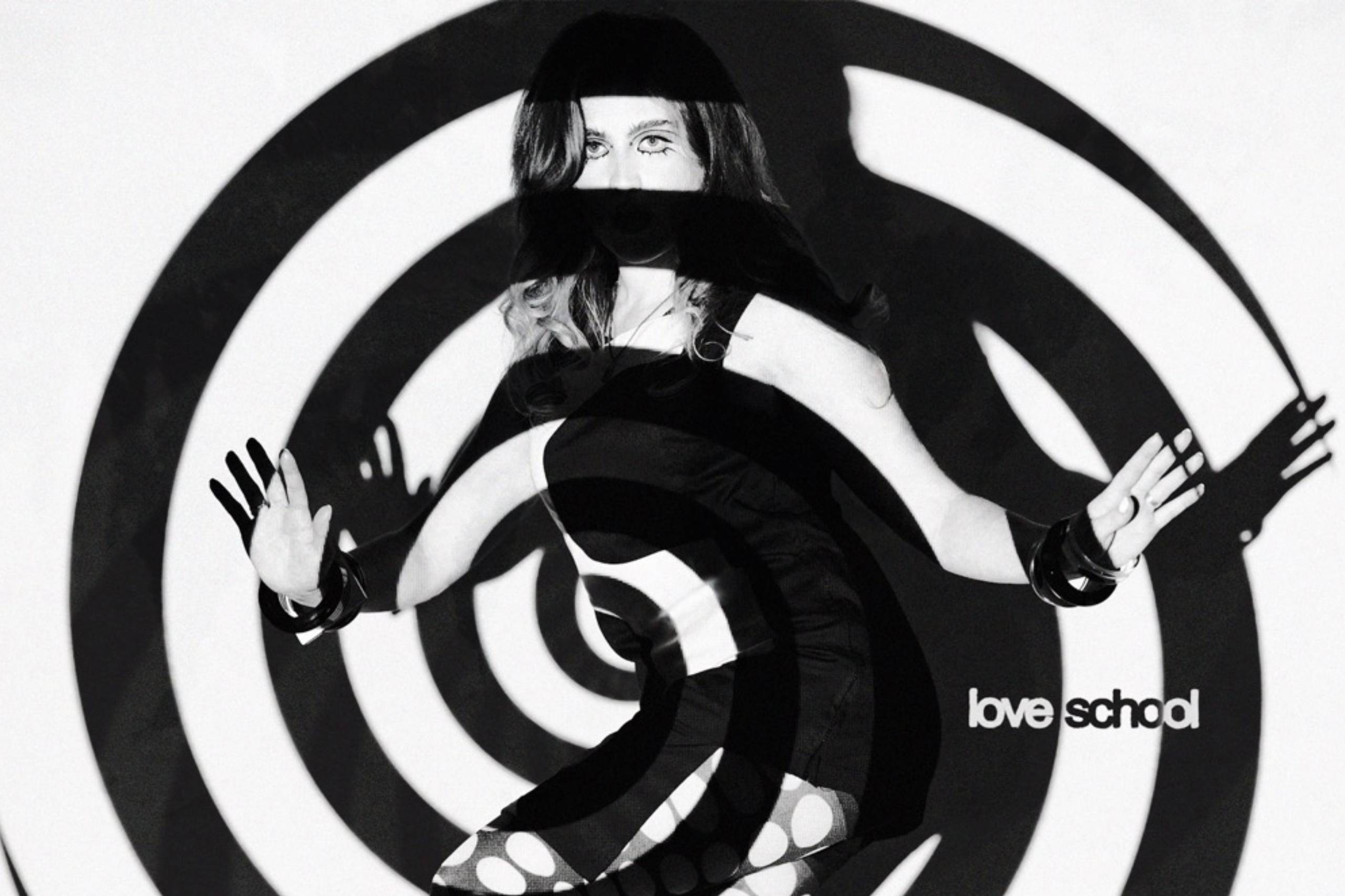 Pressebild von Pisha, deren Song „Love School“ heute unser Track des Tages ist.