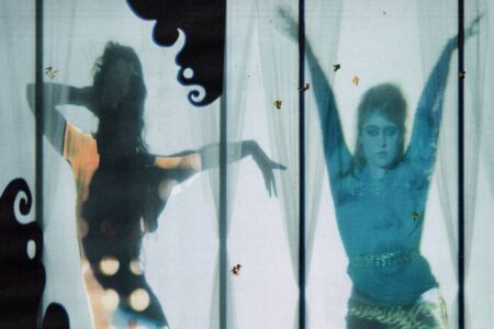Ideal-Platonik-Romanze: „Sobre tu ventana“ von Rebe und Amore