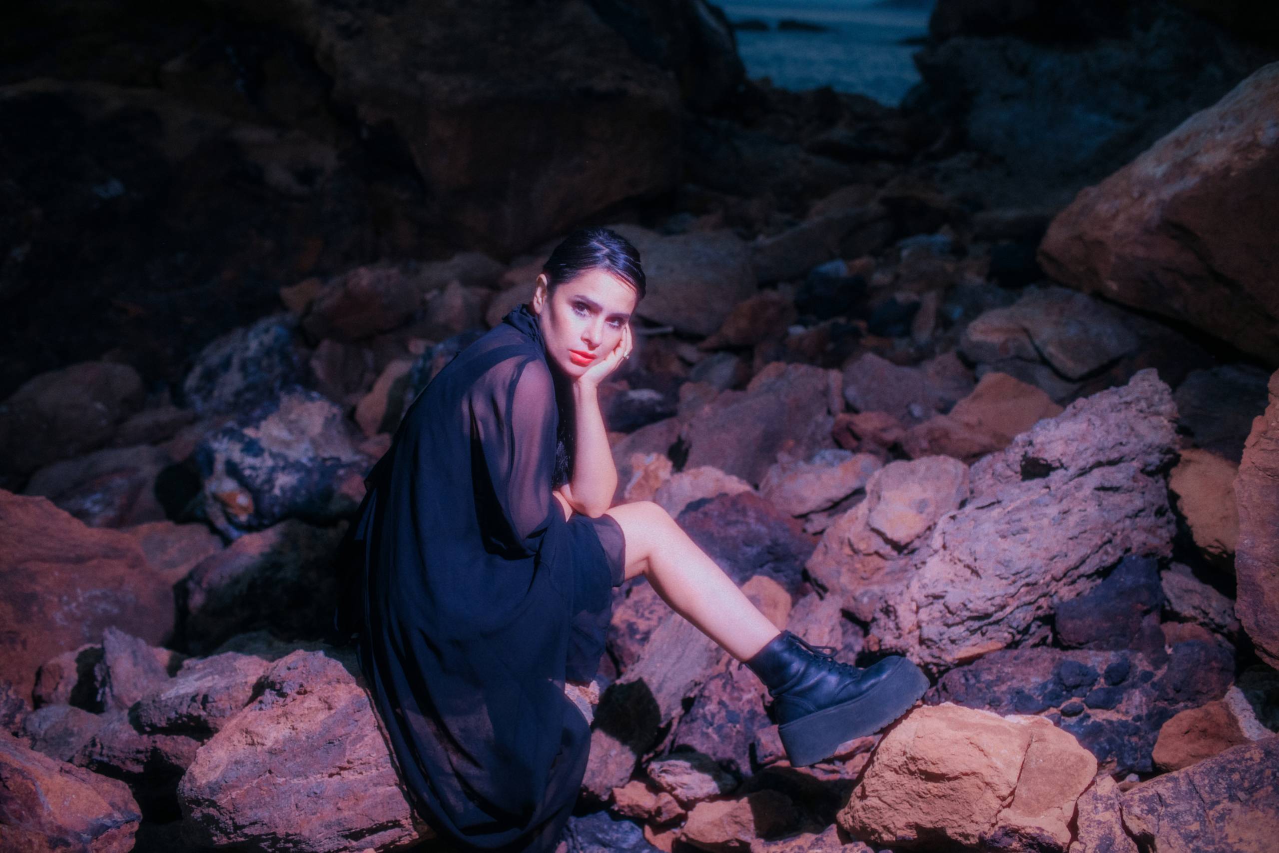 Pressebild von Sofia Kourtesis, deren Song „Los Poemas No Siempre Riman“ heute unser Track des Tages ist.