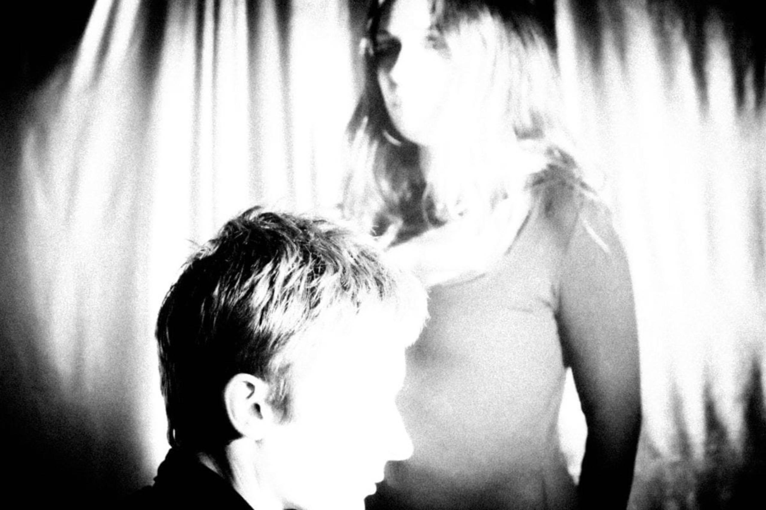 Pressebild von White Flowers, deren Song „Thinking Of You“ heute unser Track des Tages ist.
