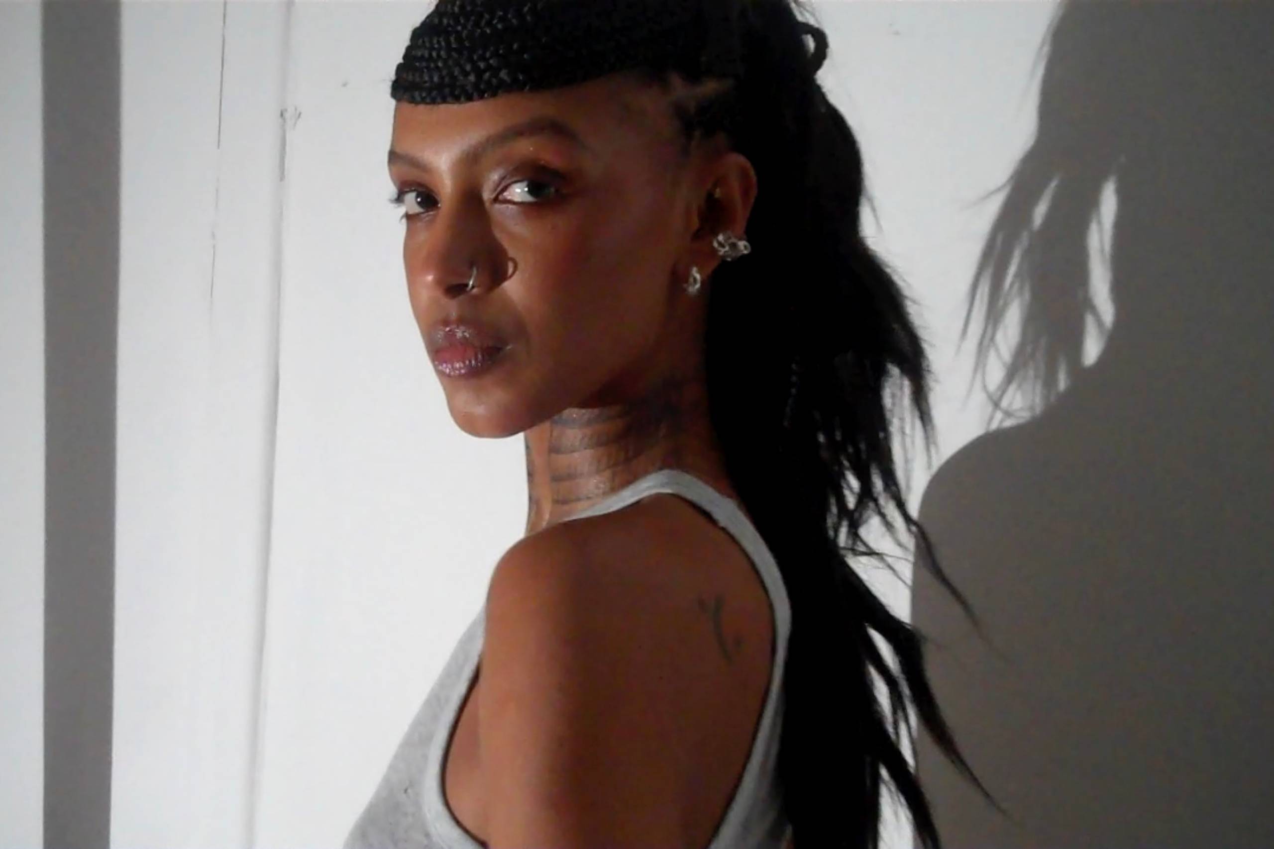 Pressebild von Alewya, deren Song „City Of Symbols“ heute unser Track des Tages ist.