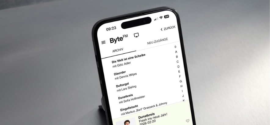 Foto eines Smartphones, das auf dem die ByteFM App geöffnet ist