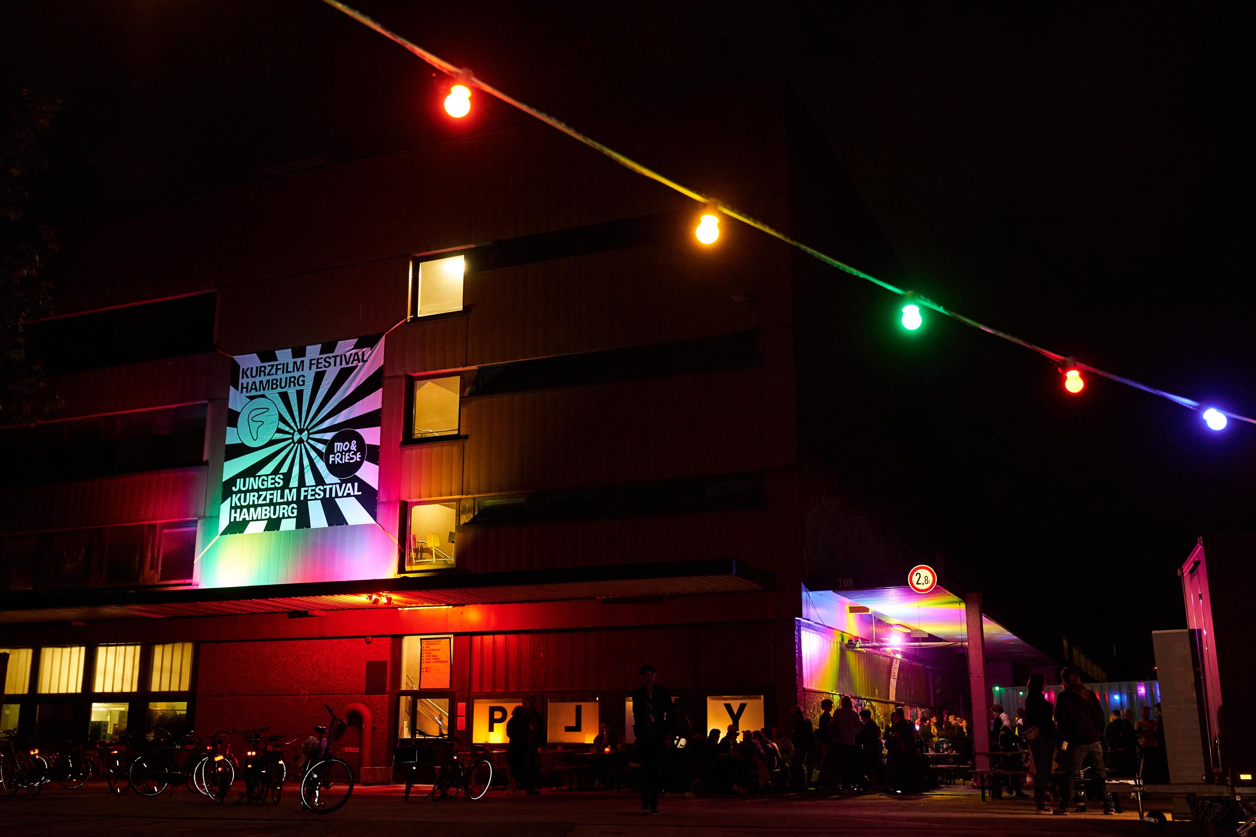 Foto des Festivalzentrums des Kurzfilm Festivals bei Nacht