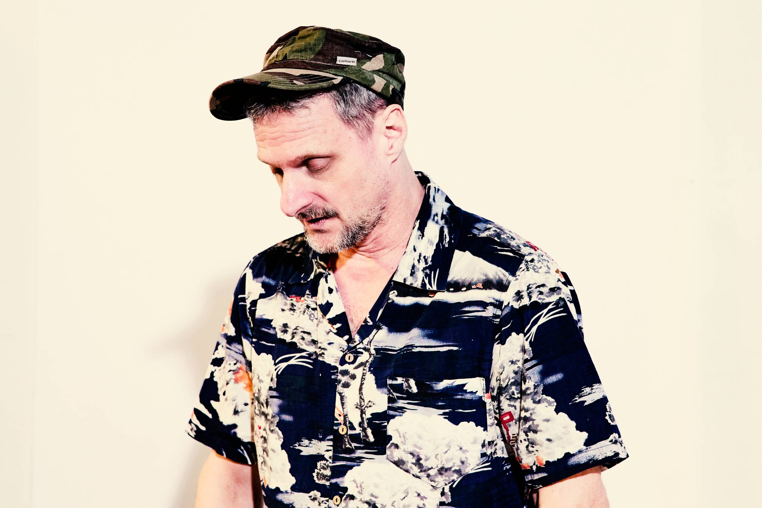 Pressebild von DJ Koze, dessen Song „Spiralen“ heute unser Track des Tages ist.