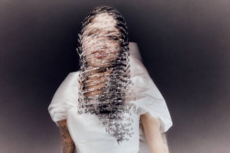 Privat-politisch: „Formless“ von Delilah Holliday