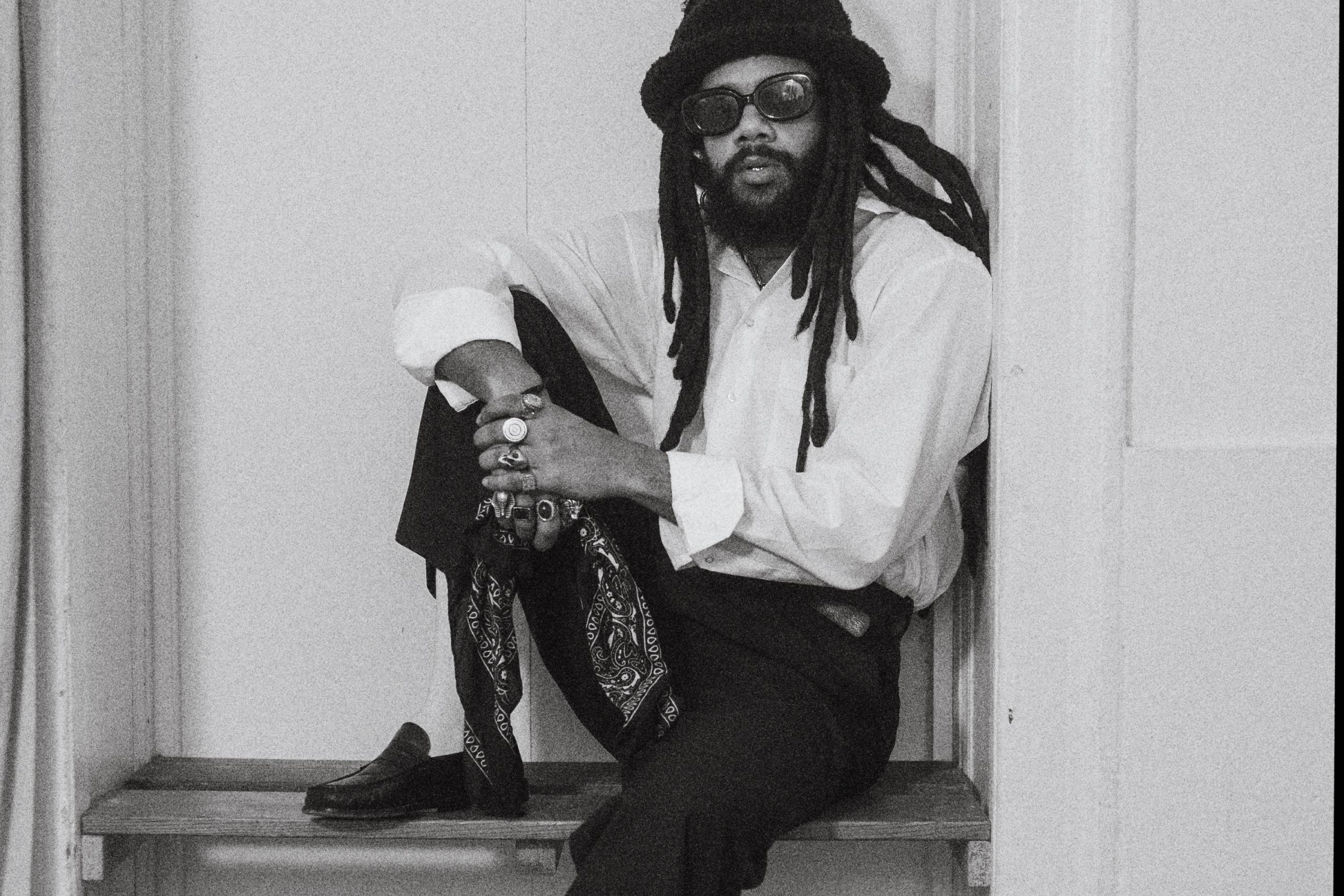 Pressebild von JuJu Rogers, dessen Song „Build N Destroy“ (feat. Pink Siifu) heute unser Track des Tages ist.