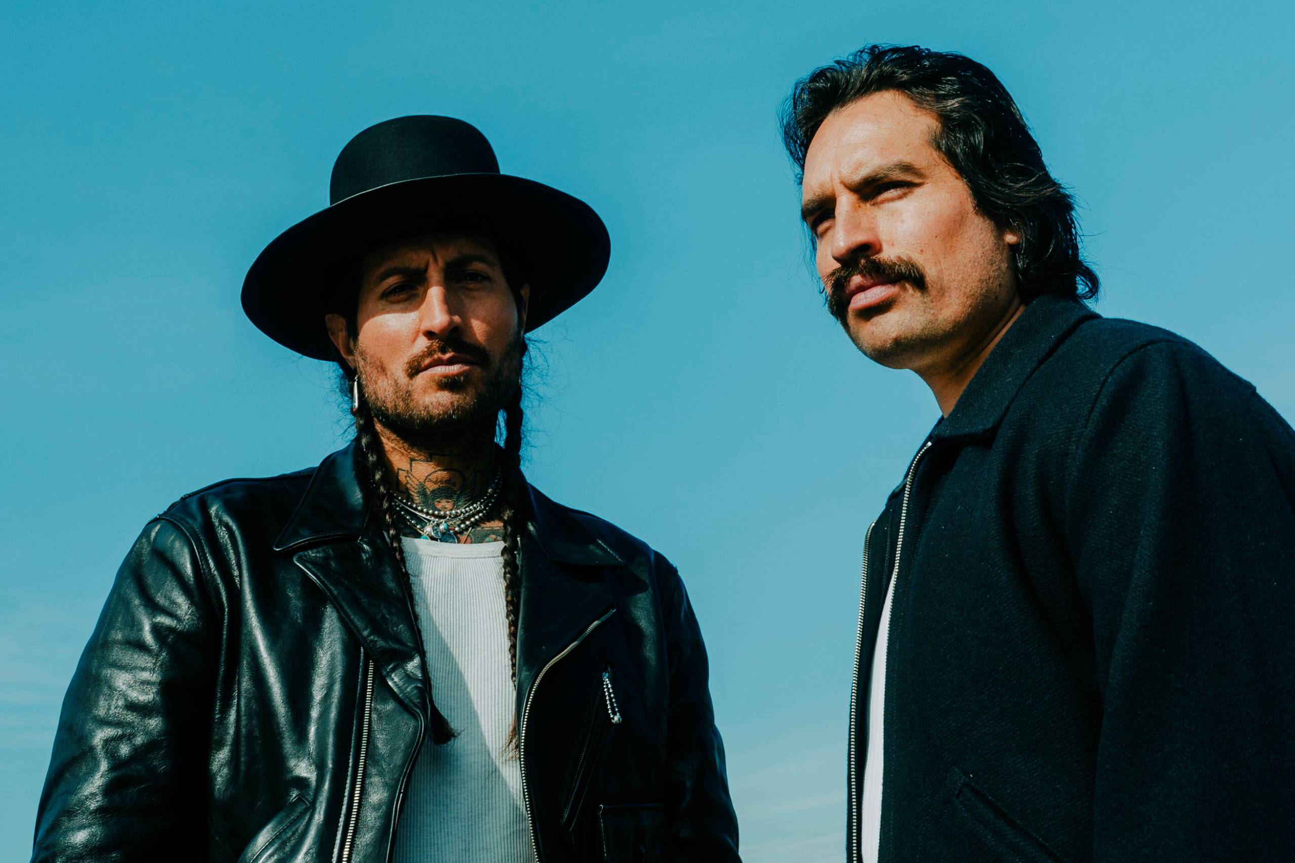 Pressebild von Hermanos Gutiérrez, deren Song „Canto Andino“ heute unser Track des Tages ist.