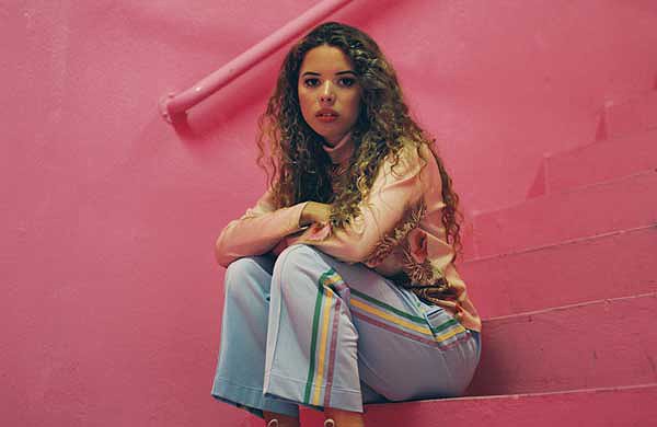 ByteFM Magazin - am Morgen: Nilüfer Yanya zu Gast bei Juliane Reil