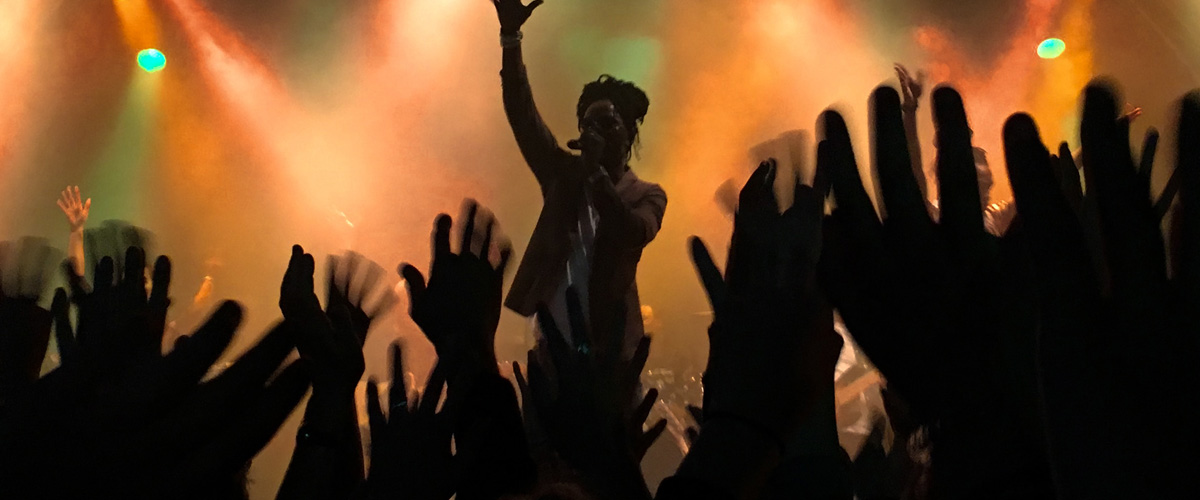 Tanzende Menschen auf einem Konzert
