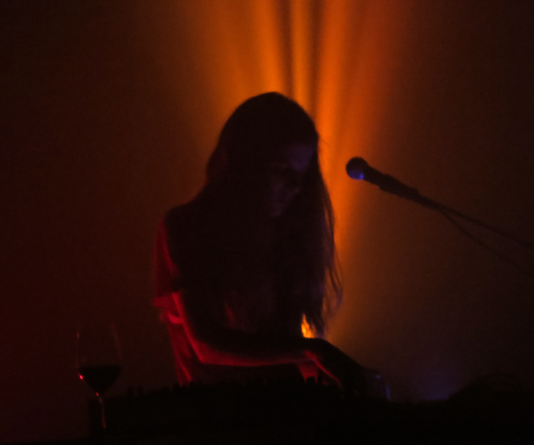 Musikerin Laurel Halo auf der Bühne